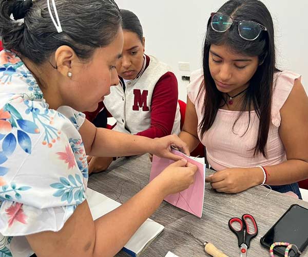 Estudiantes de la UBE participaron de Minitaller de Encuadernación Artesanal.