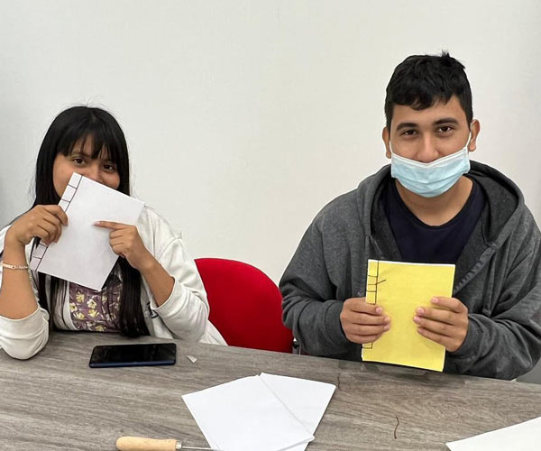 Estudiantes de la UBE participaron de Minitaller de Encuadernación Artesanal.