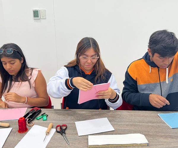 Estudiantes de la UBE participaron de Minitaller de Encuadernación Artesanal.