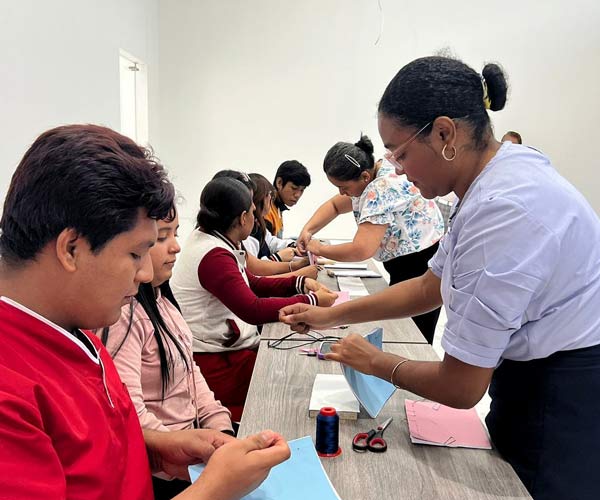 Estudiantes de la UBE participaron de Minitaller de Encuadernación Artesanal.