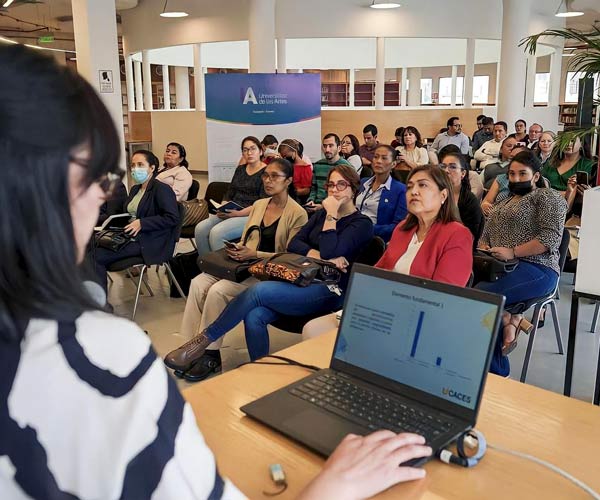 Bibliotecarios del CRAI de la UBE asisten a taller impartido por el CACES