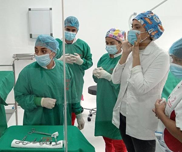 Estudiantes de Licenciatura en Enfermería se encuentran practicando técnicas de instrument