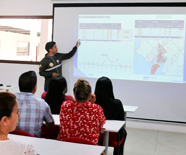 La Universidad para todos recibe charla de prevención y seguridad.