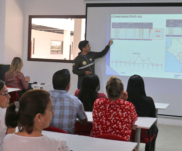 La Universidad para todos recibe charla de prevención y seguridad.