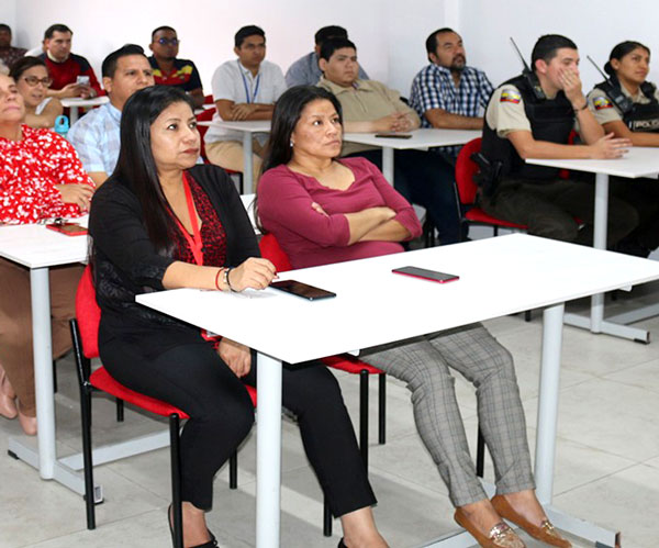 La Universidad para todos recibe charla de prevención y seguridad.