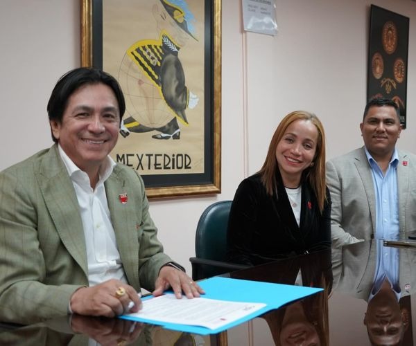 La Universidad Bolivariana del Ecuador firma convenio con la AFESE. 