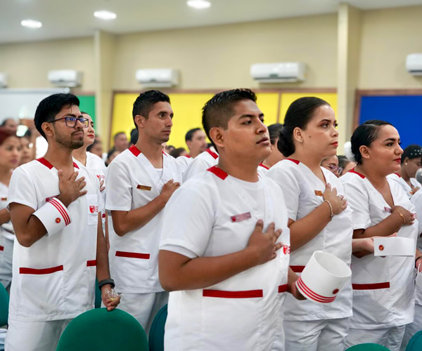 Estudiantes de Enfermería reciben distinción simbólica en ceremonia de la luz