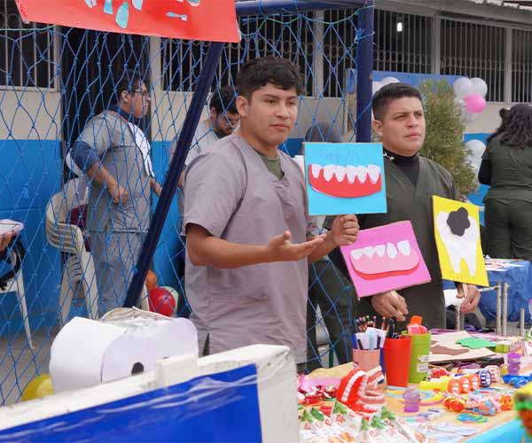 Estudiantes de la carrera de Odontología de quinto semestre de la Universidad Bolivariana