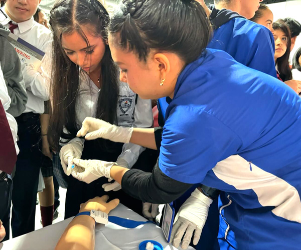 Visítanos en la Feria de Universidades DEL COLE A LA U