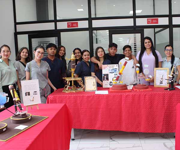 Exposición de Microscopios en UBE potencia el aprendizaje en Odontología