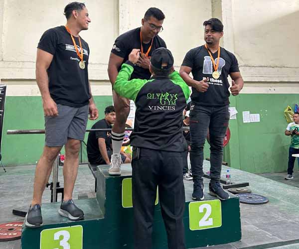 Estudiante de la UBE, gana primer lugar en torneo de Bench Press.