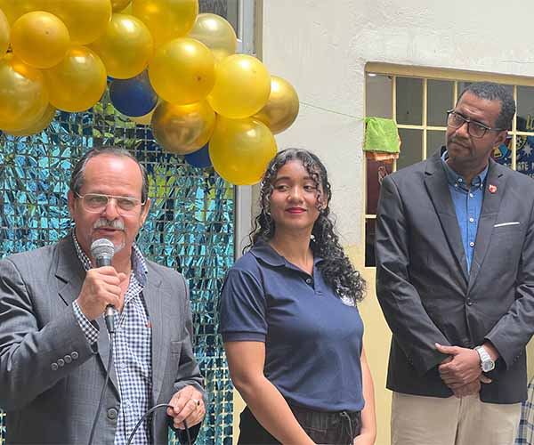 La UBE entrega placas de reconocimiento a los ganadores del segundo y tercer lugar 