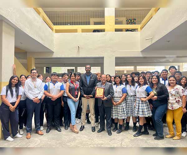 La UBE entrega placas de reconocimiento a los ganadores del segundo y tercer lugar 