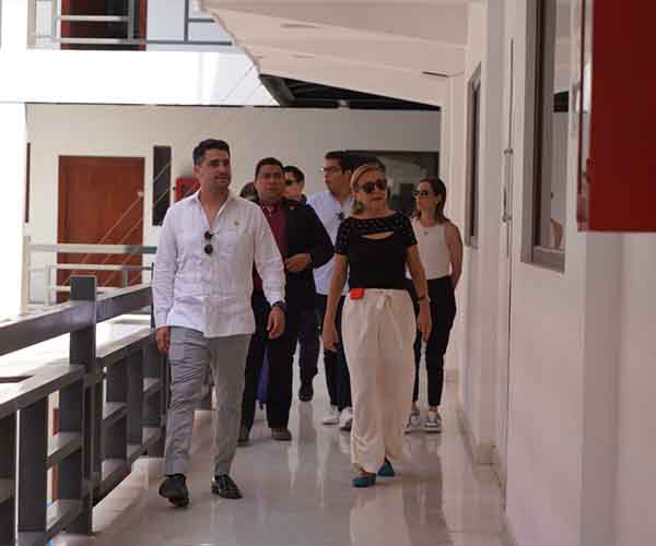 Ministro de Deporte visita las instalaciones de la Universidad Bolivariana del Ecuador.