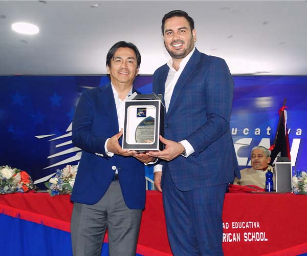 Rector de la UBE recibe reconocimiento de prestigiosa Unidad Educativa.