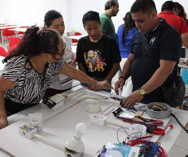 Mujeres de Durán se capacitan en electricidad básica en la UBE.