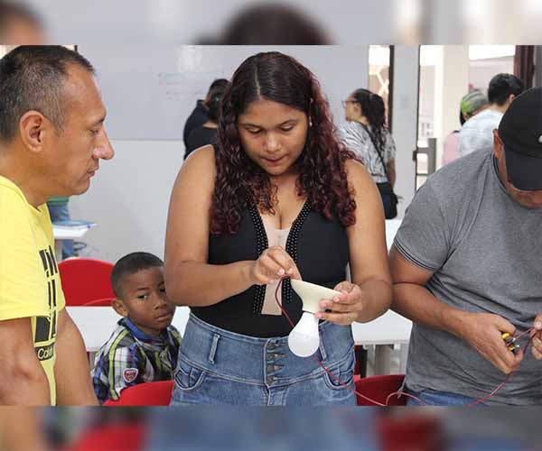 Mujeres de Durán se capacitan en electricidad básica en la UBE.