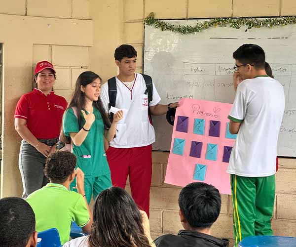 Estudiantes de Enfermería promueven la prevención de enfermedades parasitarias en colegios de Durán.