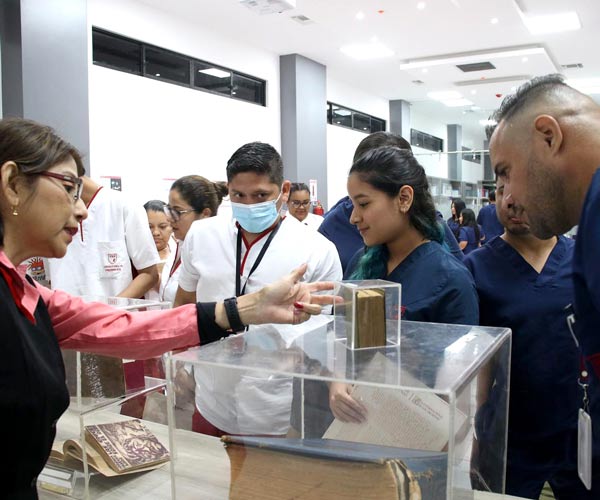 Estudiantes de la UBE participaron en Exposición itinerante de libros