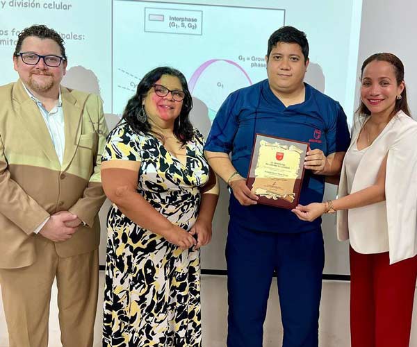 Autoridades de UBE reconocen la excelencia académica.