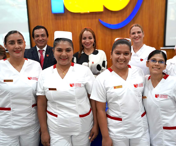 Estudiantes de Enfermería reciben distinción simbólica en ceremonia de la luz