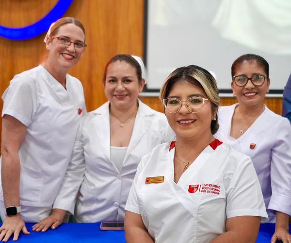 Estudiantes de Enfermería reciben distinción simbólica en ceremonia de la luz