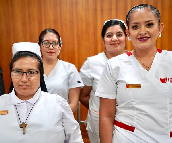 Estudiantes de Enfermería reciben distinción simbólica en ceremonia de la luz