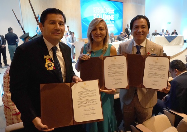 Entrega de reconocimientos y condecoraciones a varias instituciones y personalidades