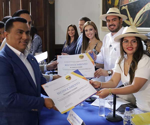 CPCCS firma convenio con la UBE durante la Sesión Solemne en homenaje a Guayaquil