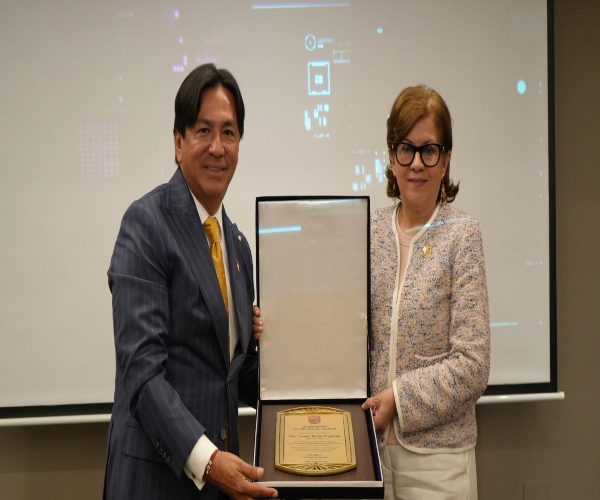 UBE entrega reconocimiento a la ministra Ivonne Núñez, acompañado por delegación institucional.
