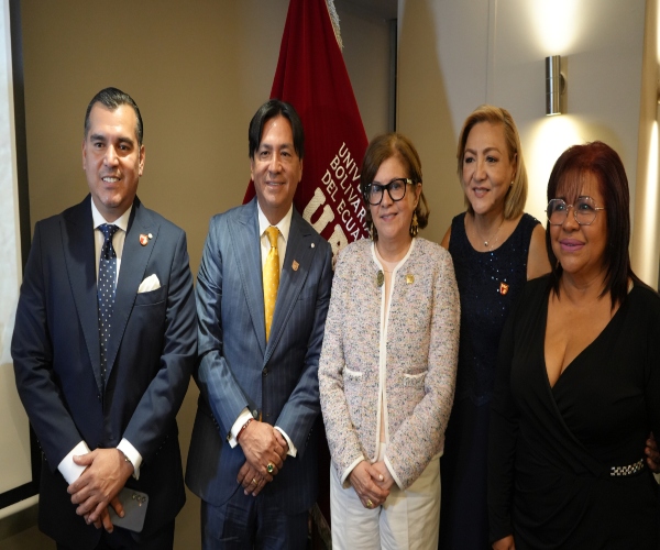 Rector de la UBE entrega reconocimiento