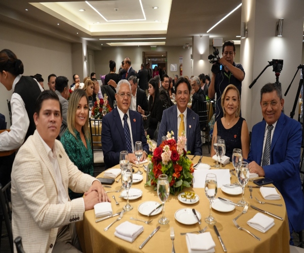 Rector de la UBE entrega reconocimiento