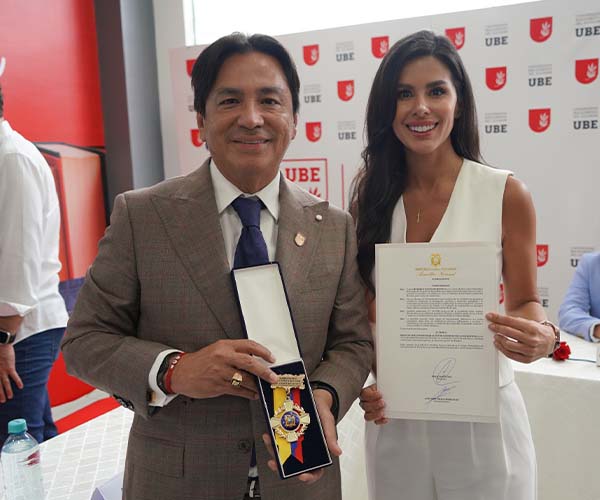 La Asamblea Nacional condecora al Ph.D. Roberto Tolozano Benites por su aporte a la educación superior