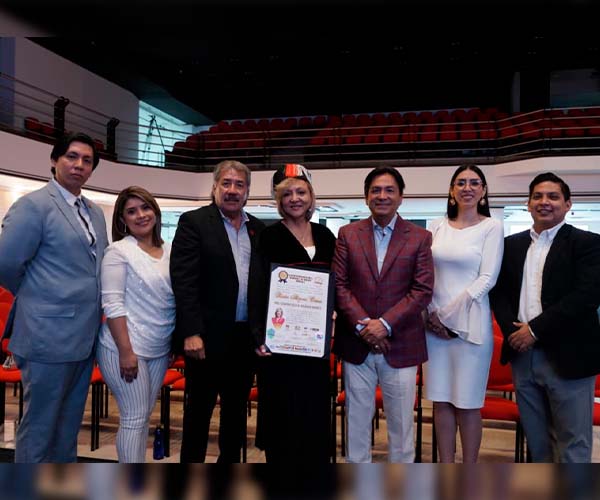 Dra. Elena Tolozano Benites recibe título de Doctor Honoris Causa
