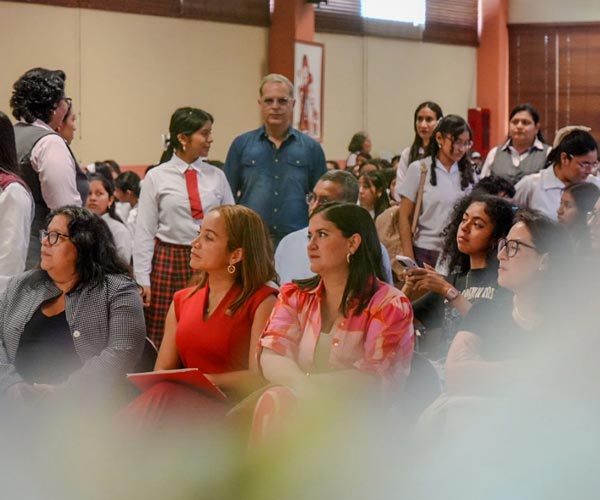 Mujeres en STEAM 2025