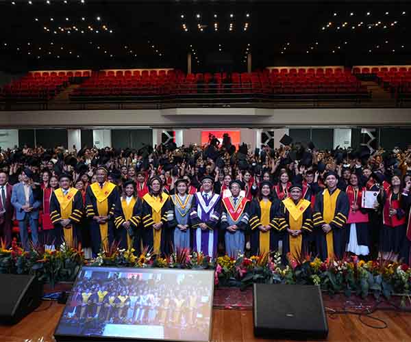 La Universidad Bolivariana del Ecuador (UBE) celebra la investidura de más de 2000 graduandos.
