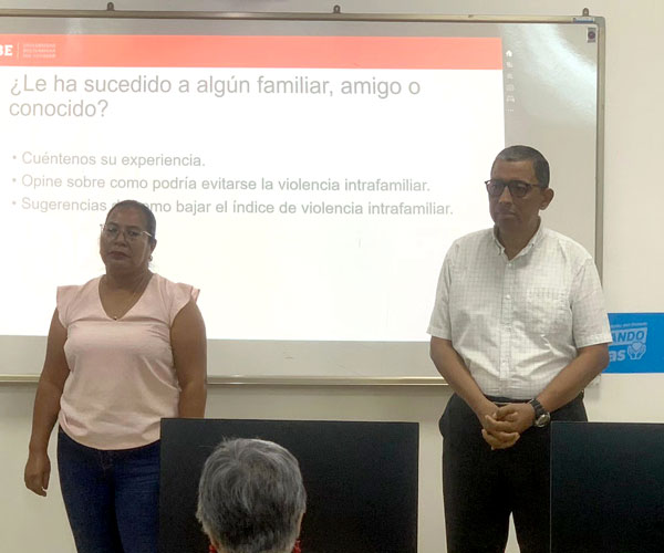 Estudiantes que cumplen sus prácticas de servicio comunitario