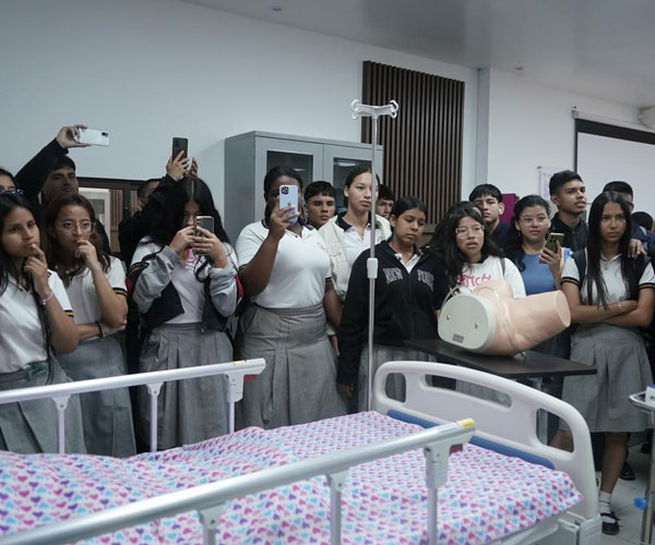 Estudiantes visitaron el campus de la UBE