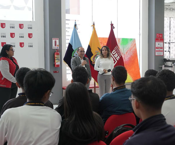 Estudiantes visitaron el campus de la UBE