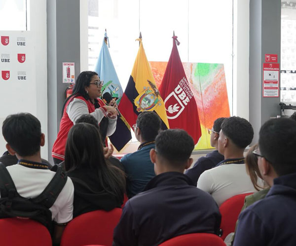 Estudiantes visitaron el campus de la UBE