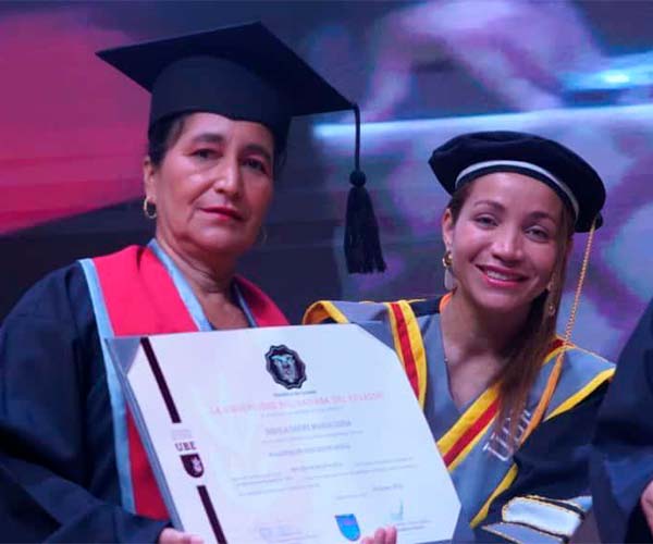 Última jornada de graduación de UBE premió a la mejor estudiante de las ceremonias de septiembre y octubre.