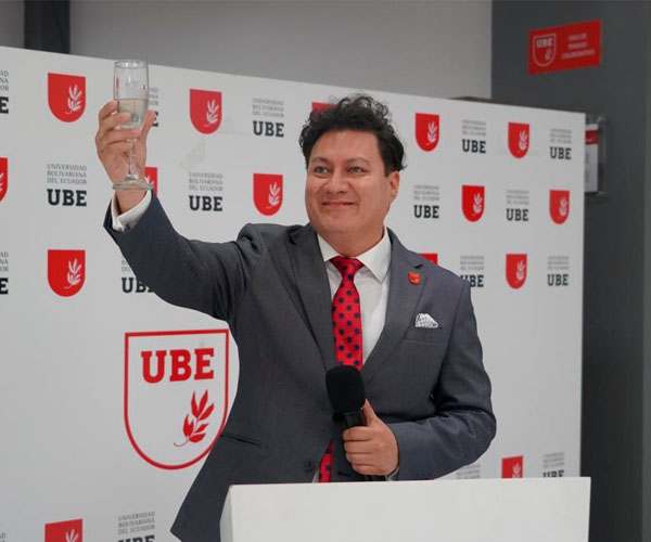 Autoridades y conferencistas celebran con un brindis el éxito del primer día de CICPE 2025 