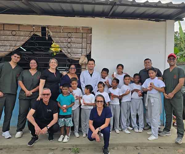 Estudiantes de Odontología de la UBE brindan atención integral en el Recinto San Jacinto