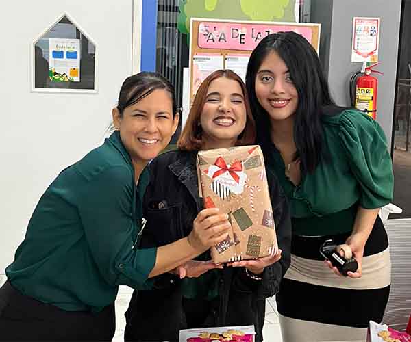 Éxito total en el mini taller ¡El arte de Envolver! organizado por el CRAI de la UBE