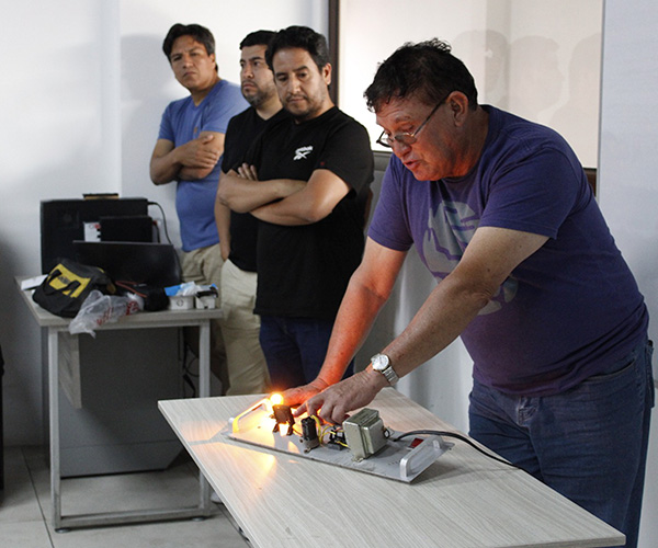 UBE incentiva la formación técnica de jóvenes del cantón Durán a través de curso de electricidad