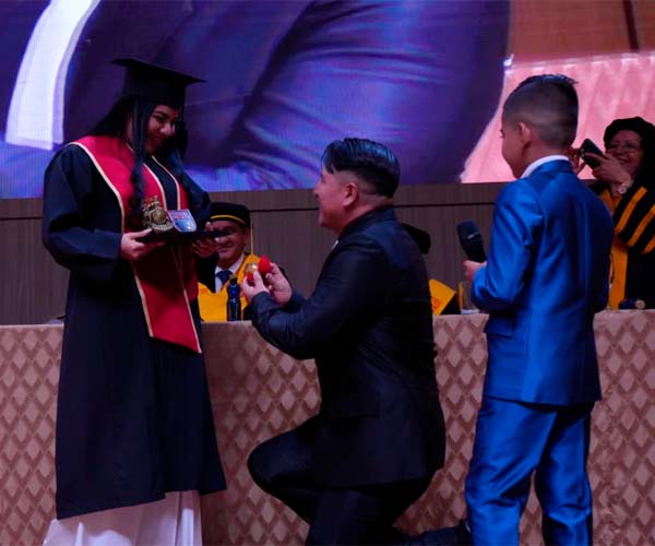 UBE incorpora a 435 licenciados en Ciencias de la Educación y cierra la jornada con una emotiva pedida de matrimonio