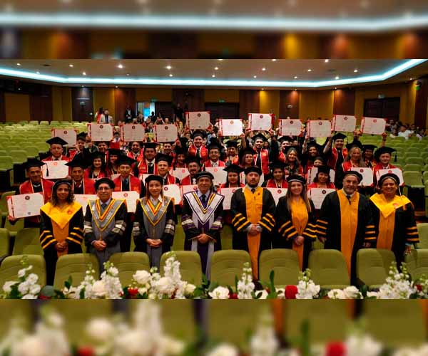 UBE celebra la graduación de la cuarta promoción de Fisioterapia por primera vez en Quito