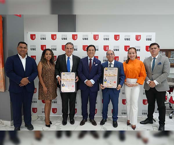 Autoridades de la UBE reciben investidura doctoral en solemne ceremonia académica