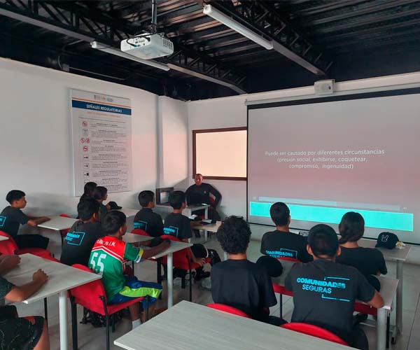 UBE impulsa la transformación social con capacitación a adolescentes de Durán