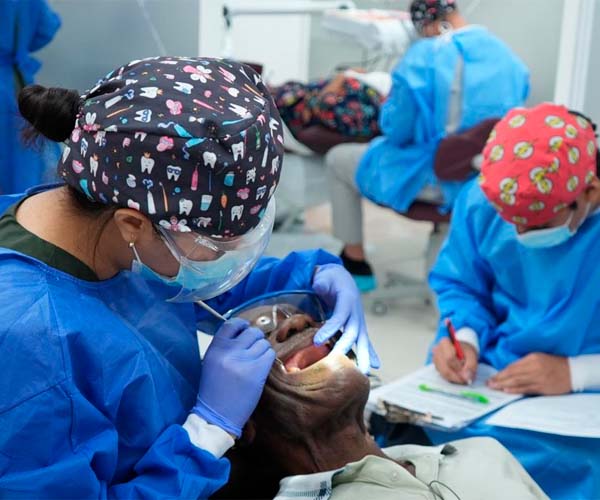 UBE atiende a 200 adultos mayores con jornada gratuita de salud bucal